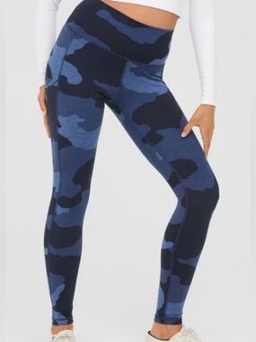 OFFLINE By Aerie The Hugger Blue Camouflage Legging, Size Medium, EUC